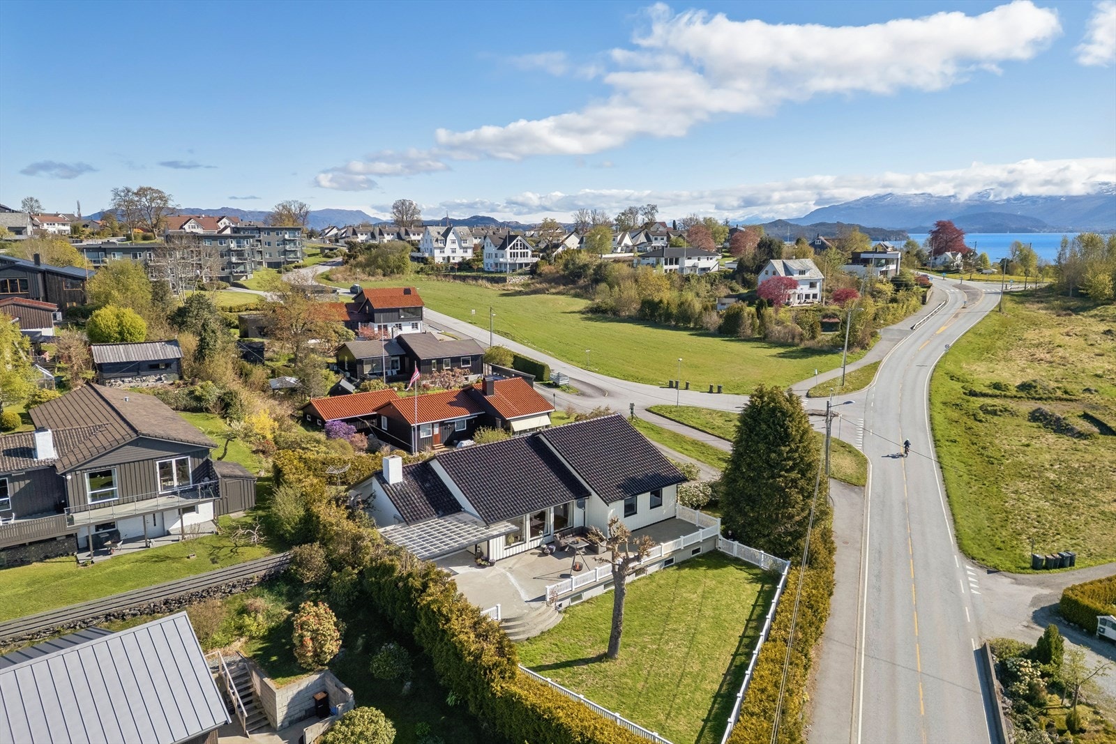 Eiendommen ligger i et etablert boligområde som hovedsakelig består av boliger. Galleribilde