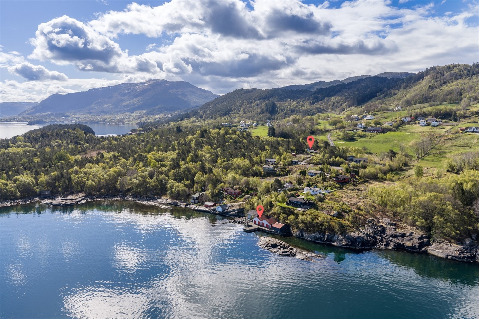 Fra hytta er det en kort spasertur ned til fjorden hvor naustet og brygga ligger fint til. Galleribilde