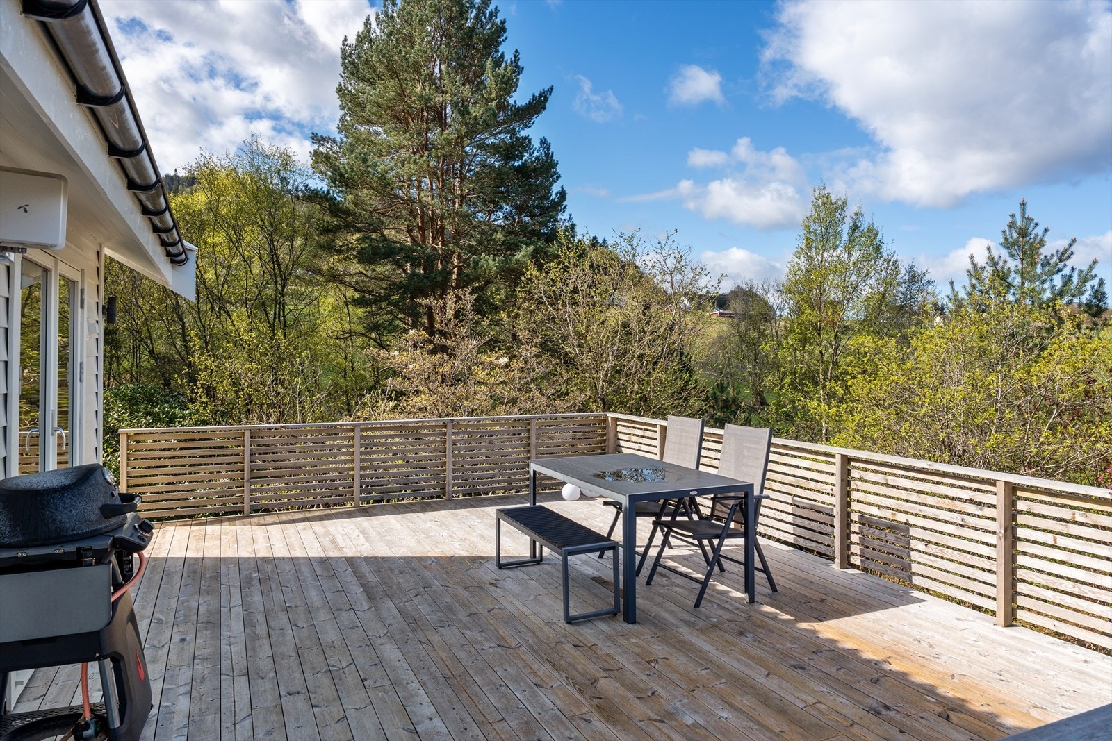 Romslig terrasse med god plass til utemøbler, grill eller det en måtte ønske. Galleribilde