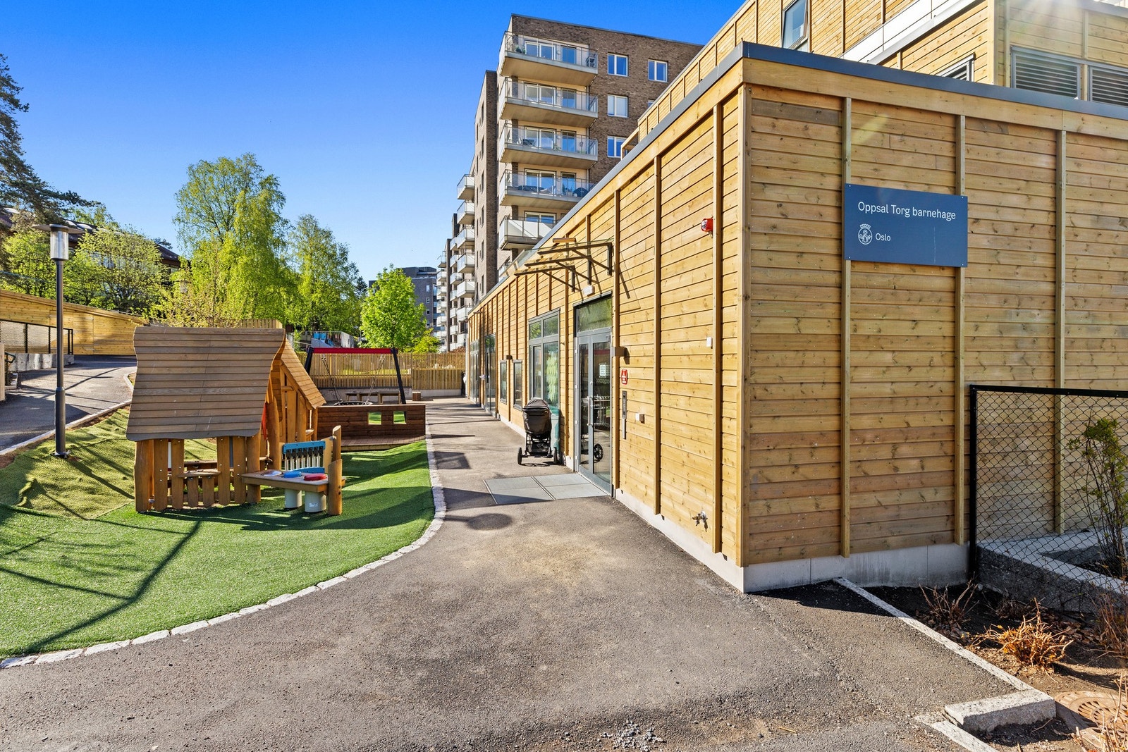 Boligen sogner til populære Østensjø skole og har nærhet til Oppsal Torg barnehage. Galleribilde