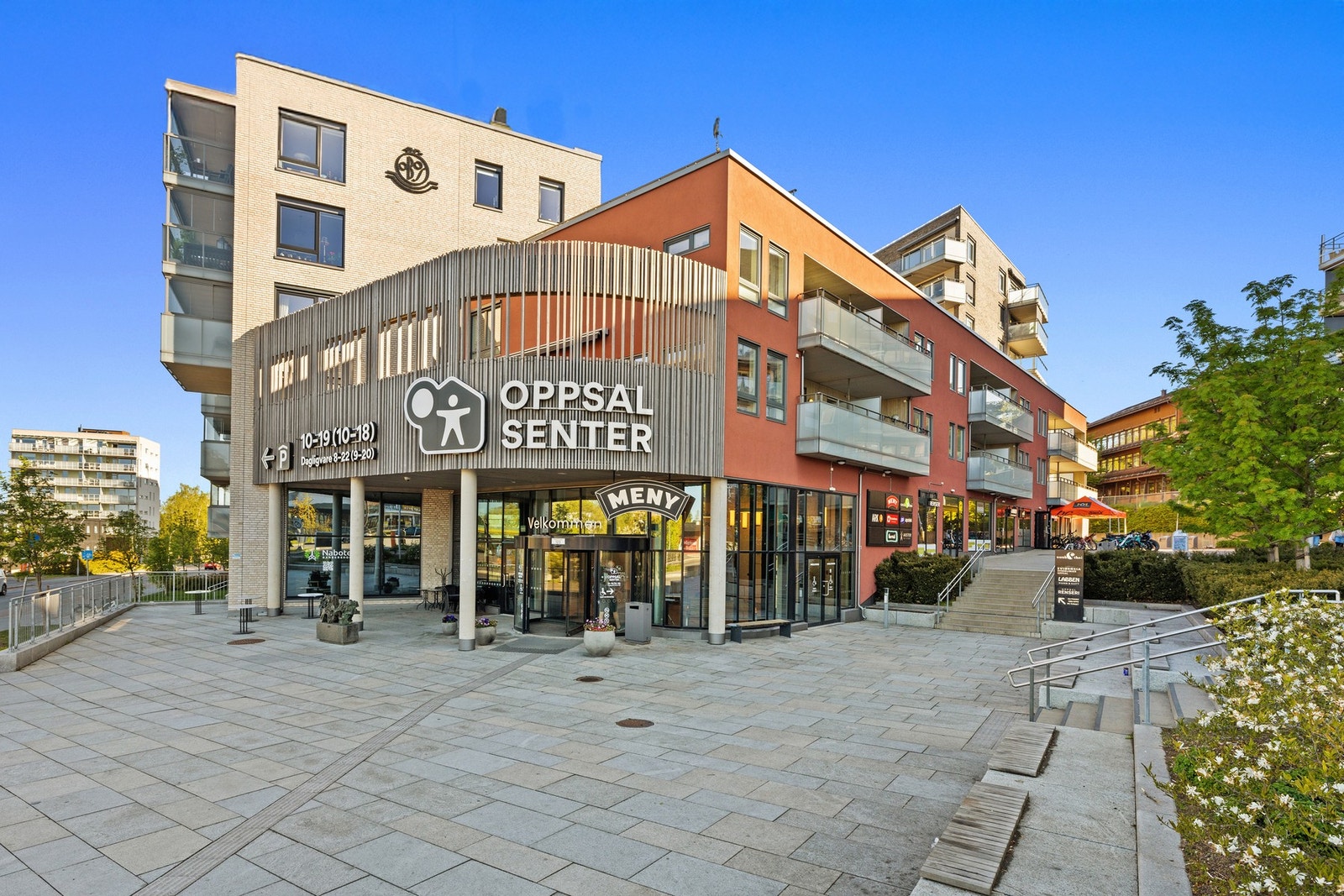 Umiddelbar nærhet til Oppsal senter. Senteret byr blant annet på dagligvarehandel v/ Meny, apotek og restauranter mm. Galleribilde