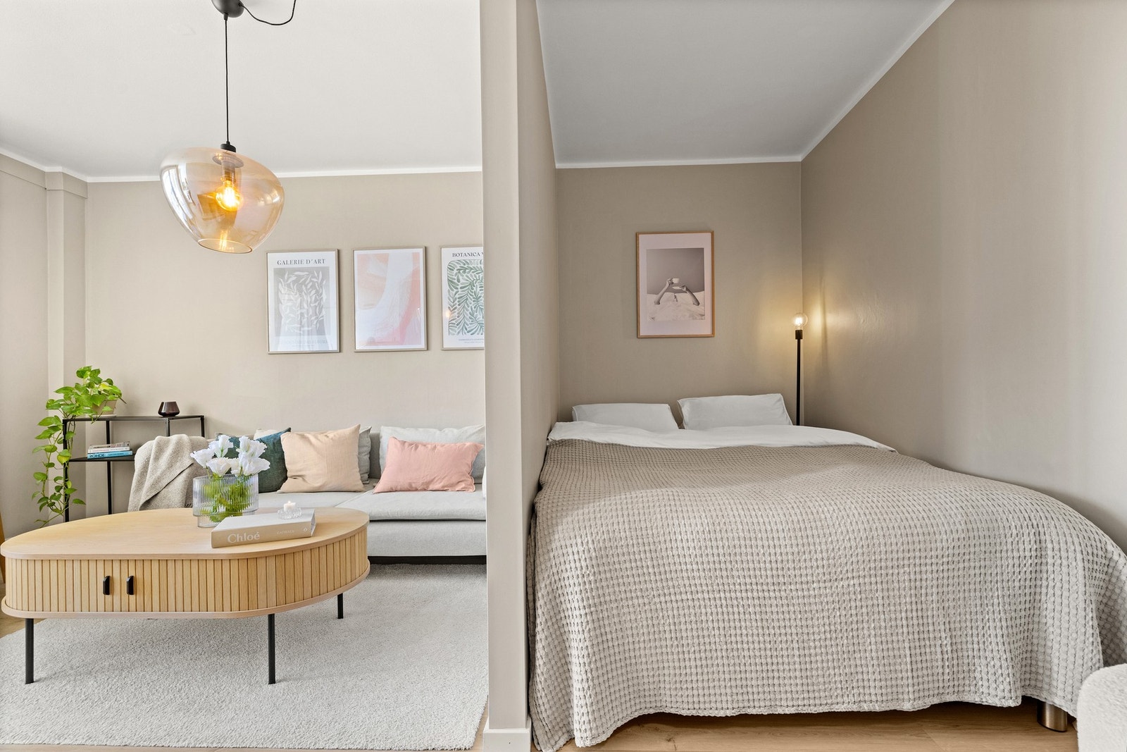 Stuen har en naturlig sone for både sofa- og spiseplass, samt alkove som gir fleksibel bruk av arealet - perfekt som soveplass, kontor eller TV-sone. Galleribilde