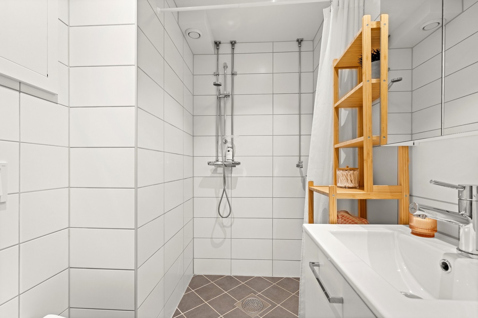 Badet ble oppgradert i 2022 i regi av borettslaget og fremstår moderne og tidsriktig. Vegger og gulv er flislagt, og det er varmekabler i gulv. Her er det opplegg for vaskemaskin. Galleribilde