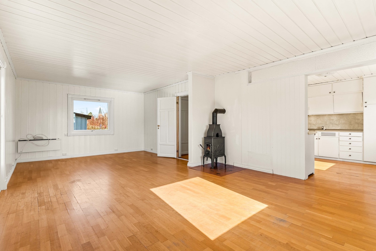 En peisovn med glassdør gir en supplerende varmekilde og skaper en hyggelig atmosfære. Galleribilde
