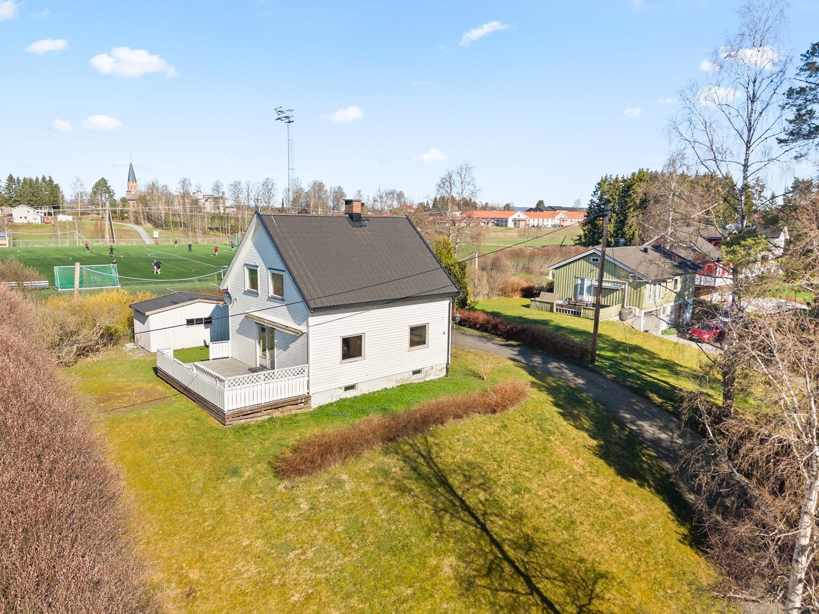Beliggenheten er rolig og barnevennlig, med gangavstand til Årnes sentrum, skoler og idrettsanlegg som Årnes stadion.
Foto: Anders Botnmark. Galleribilde