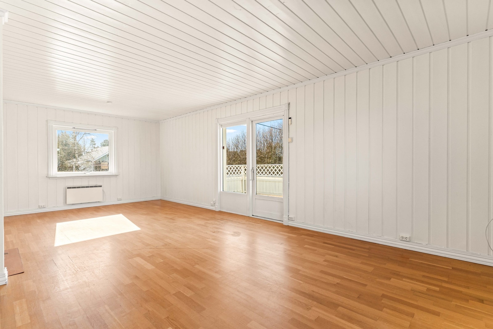 Fra stuen er det direkte utgang til en stor terrasse på 26 m², som utvider det sosiale arealet på sommeren. Galleribilde