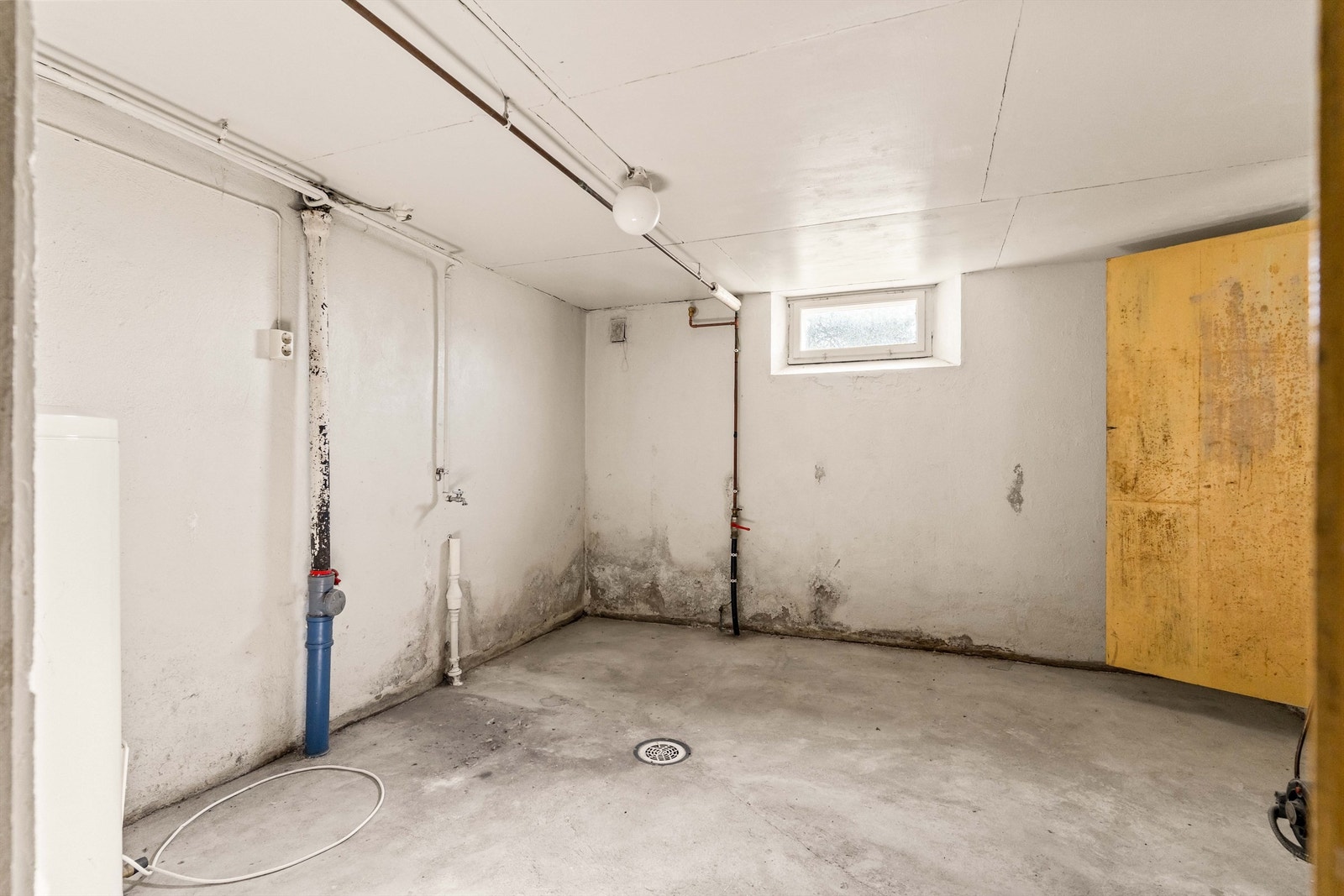 Praktisk vaskekjeller med betonggulv, sluk og opplegg for vaskemaskin. Varmtvannsberederen fra 2003 er plassert her. Galleribilde