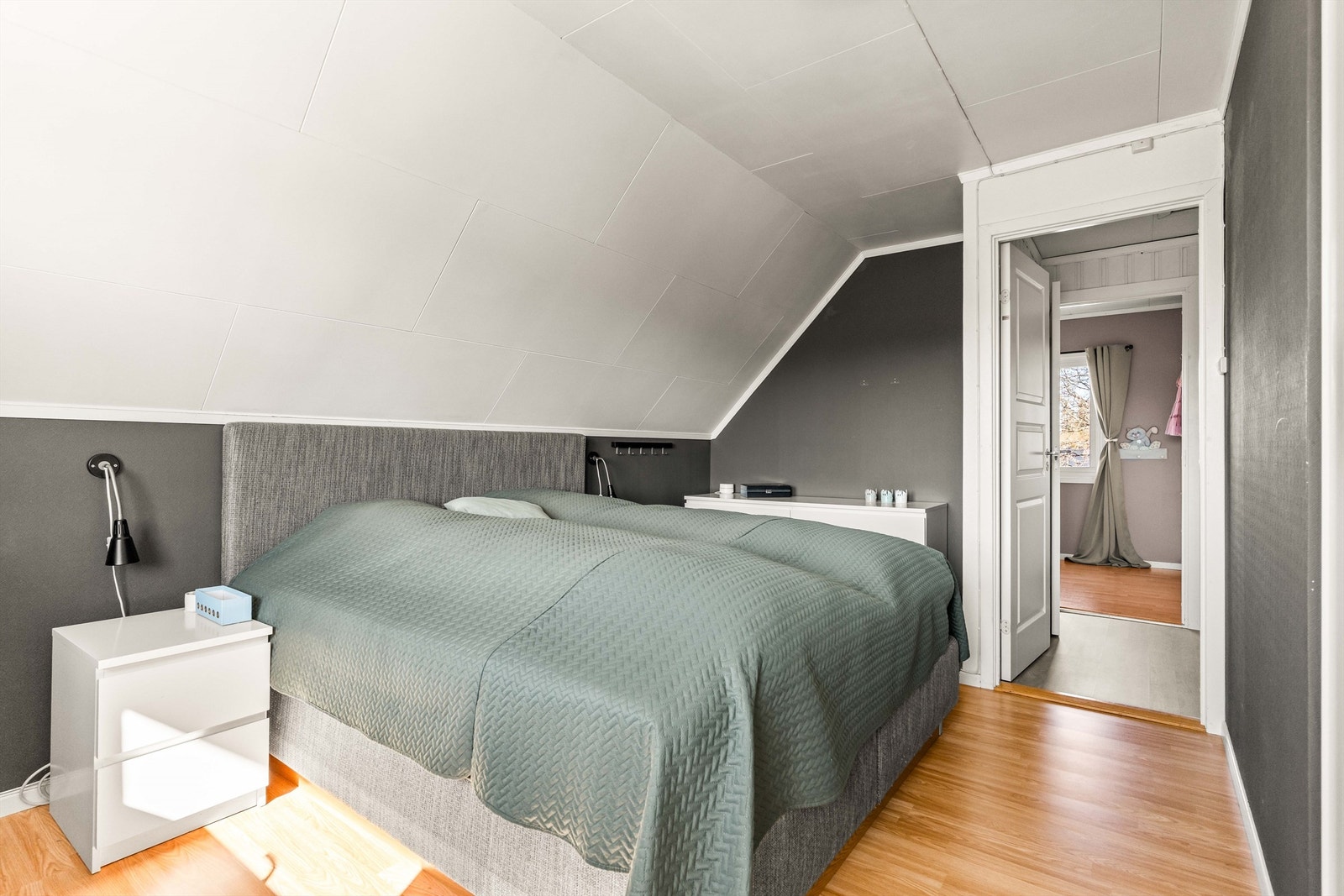 Rommet er utstyrt med en praktisk skyvedørsgarderobe for effektiv oppbevaring. Galleribilde