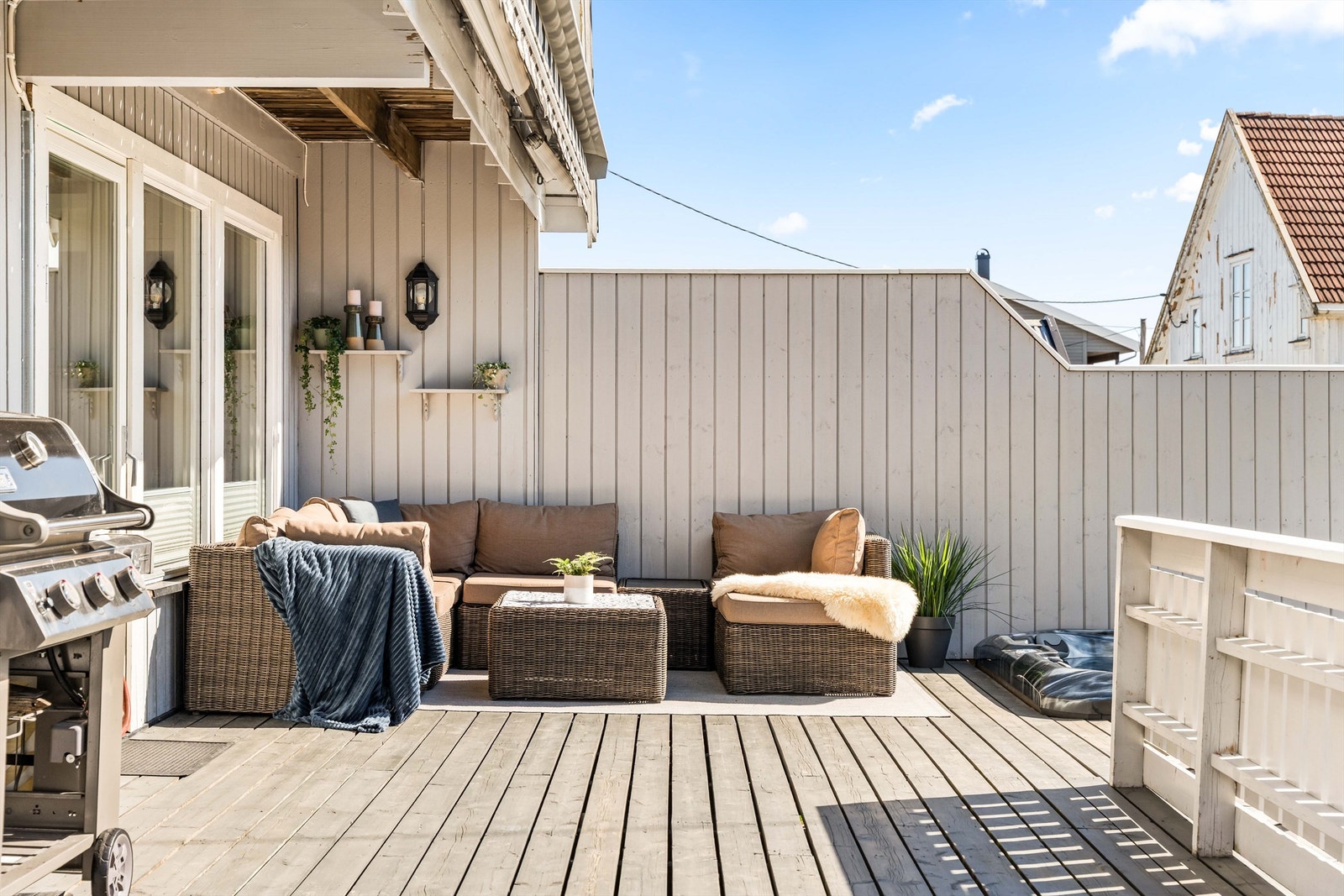 Den store terrassen har rikelig med plass til flere sittegrupper og grill. Galleribilde