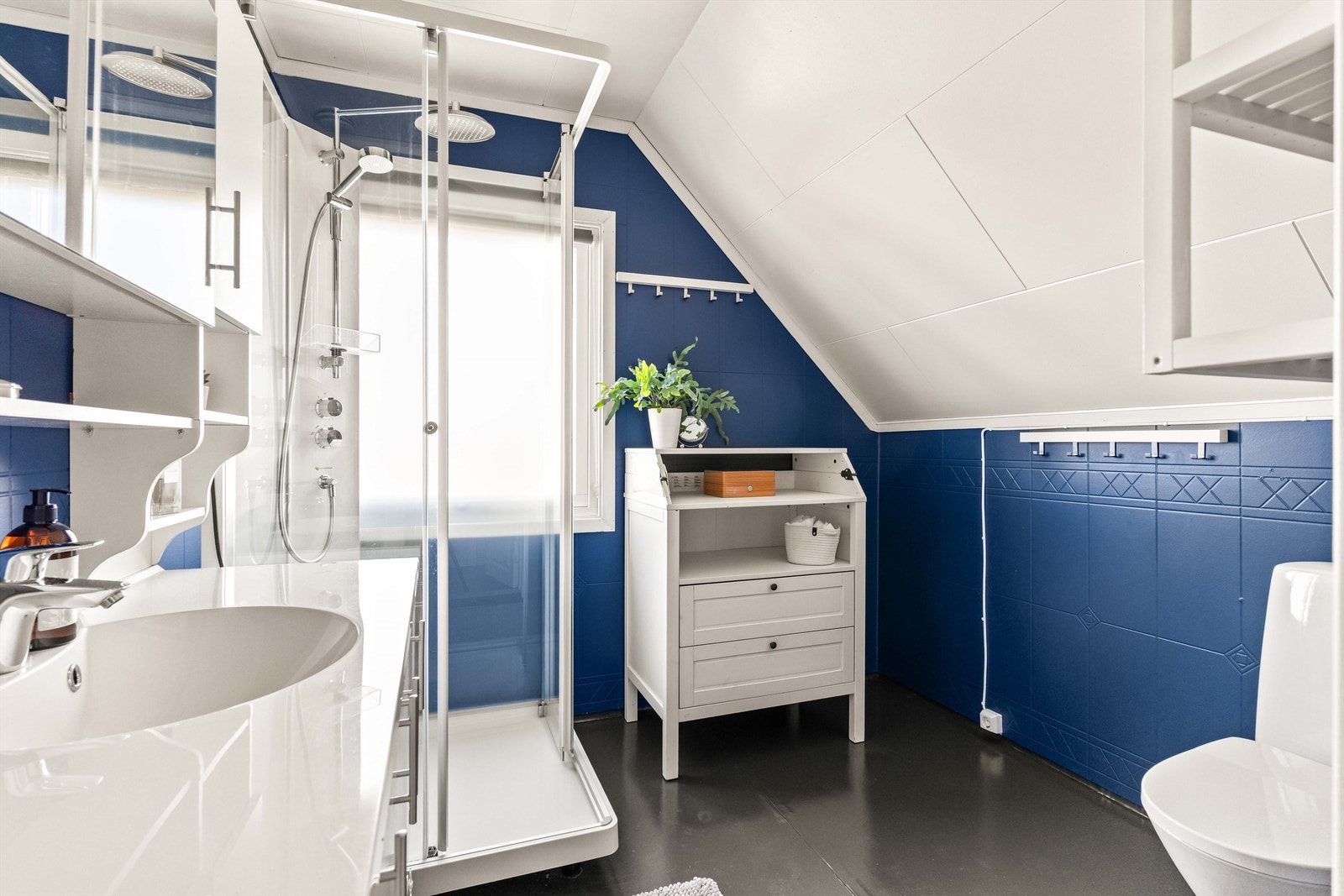 Badet i loftsetasjen har gulvvarme, dusjkabinett og servantinnredning. Galleribilde