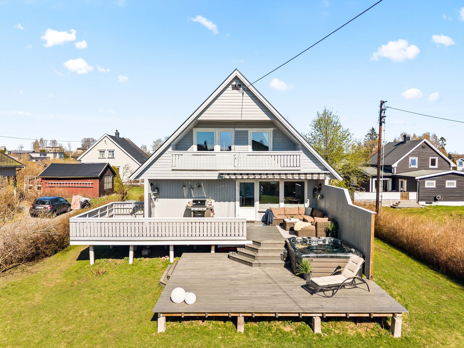 Boligen er vesentlig oppgradert med blant annet nyere vinduer, taktekking fra 2010 og en stor terrasse på 67 m². Galleribilde