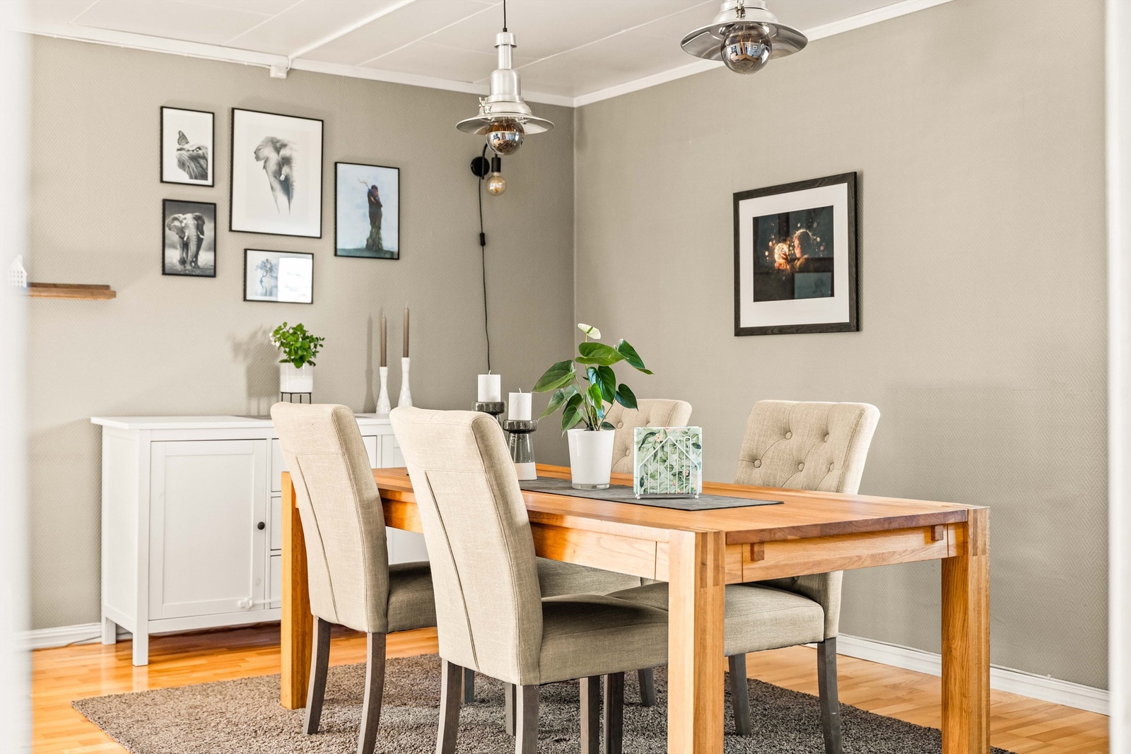 Spisestuedelen har god plass til familiesammenkomster og ligger i åpen løsning mot stuen. Galleribilde