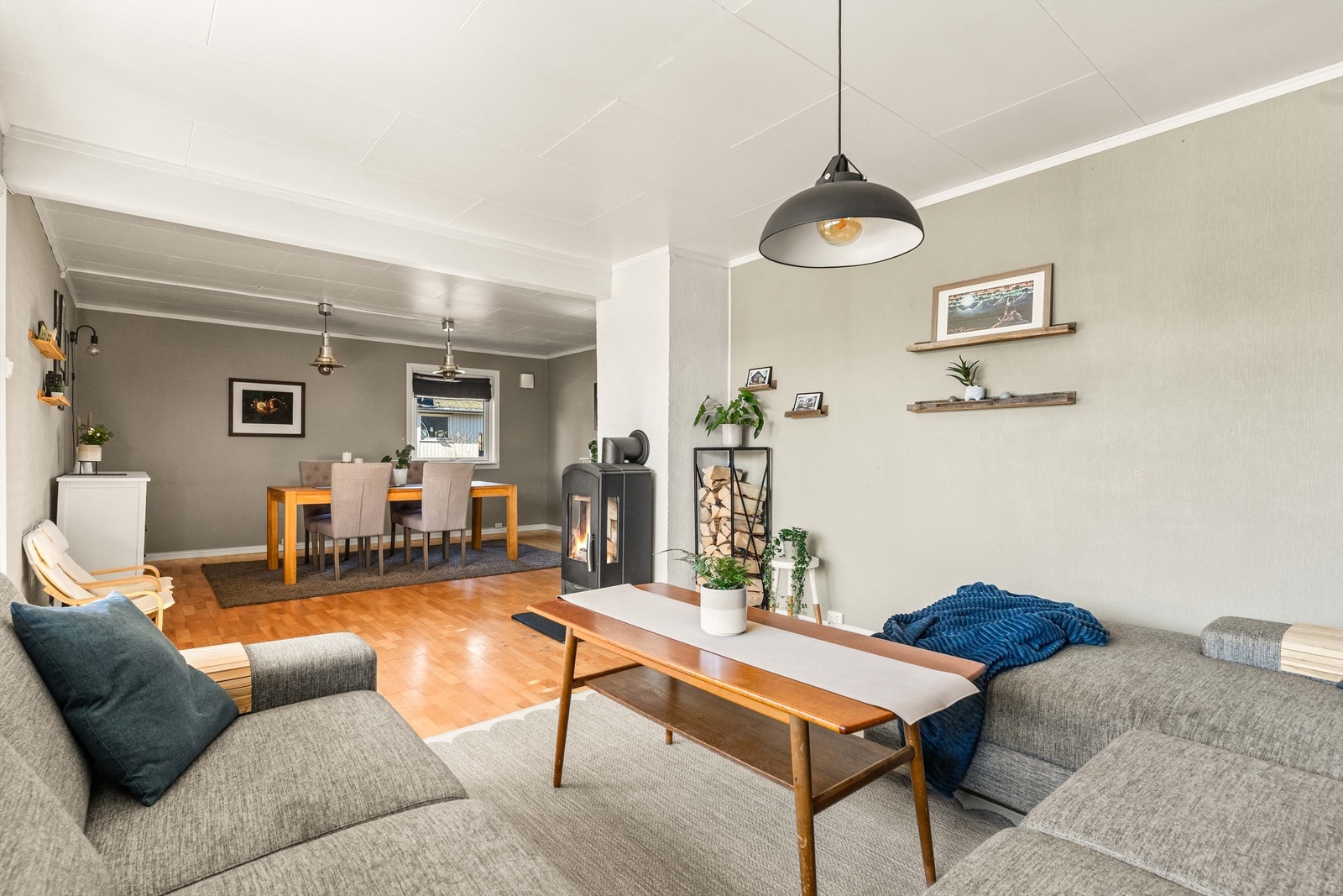 Fra stuen er det direkte utgang til den store terrassen, som utvider det sosiale arealet på sommerstid. Galleribilde