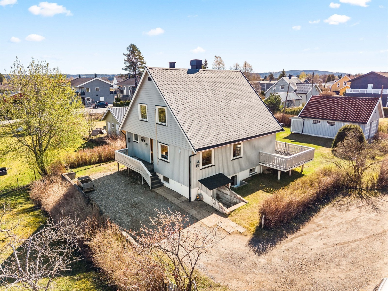 Gruslagt gårdsplass med god plass til parkering. Galleribilde