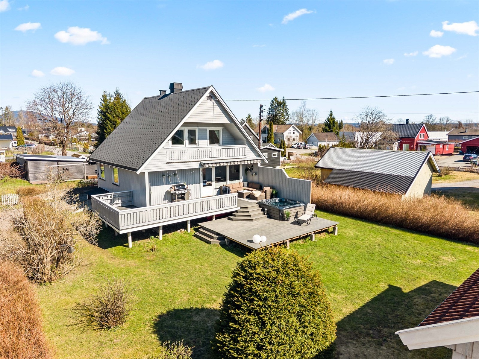 Vi har gleden av å presentere Råholtvegen 109B, en innbydende bolig med solrike uteplasser, romslig hage og hyggelige omgivelser.
Foto: Anders Botnmark. Galleribilde