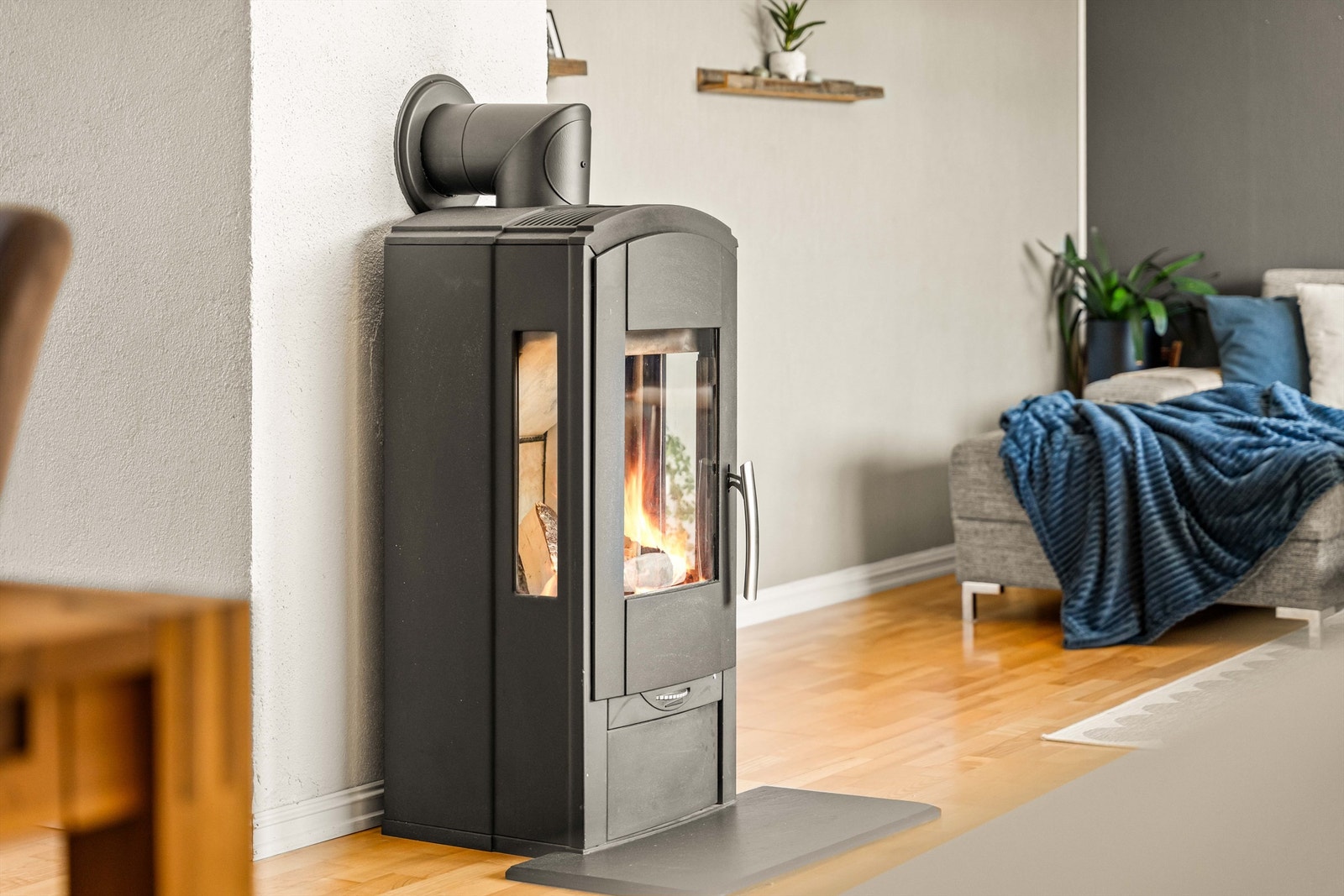 En peisovn med glassfronter gir ekstra varme og hygge i stuen. Galleribilde