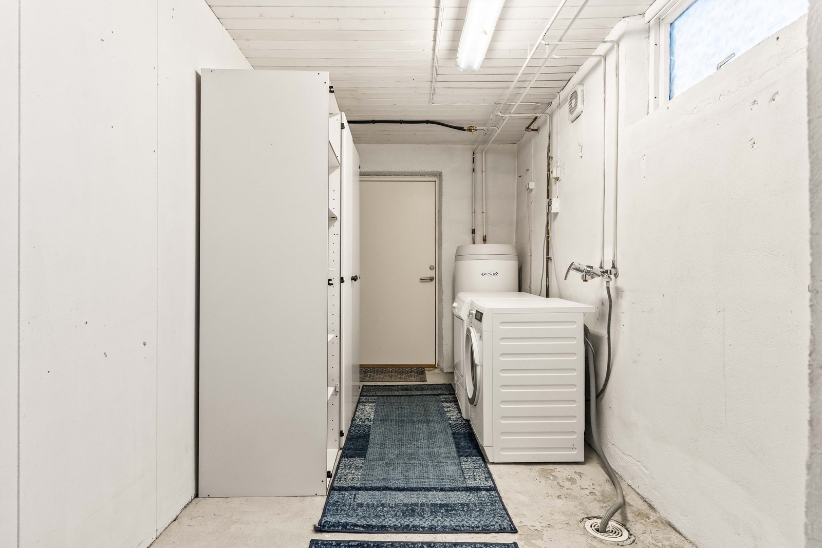 Praktisk vaskerom med gulvvarme, opplegg for vaskemaskin og egen utgang til hagen. Galleribilde