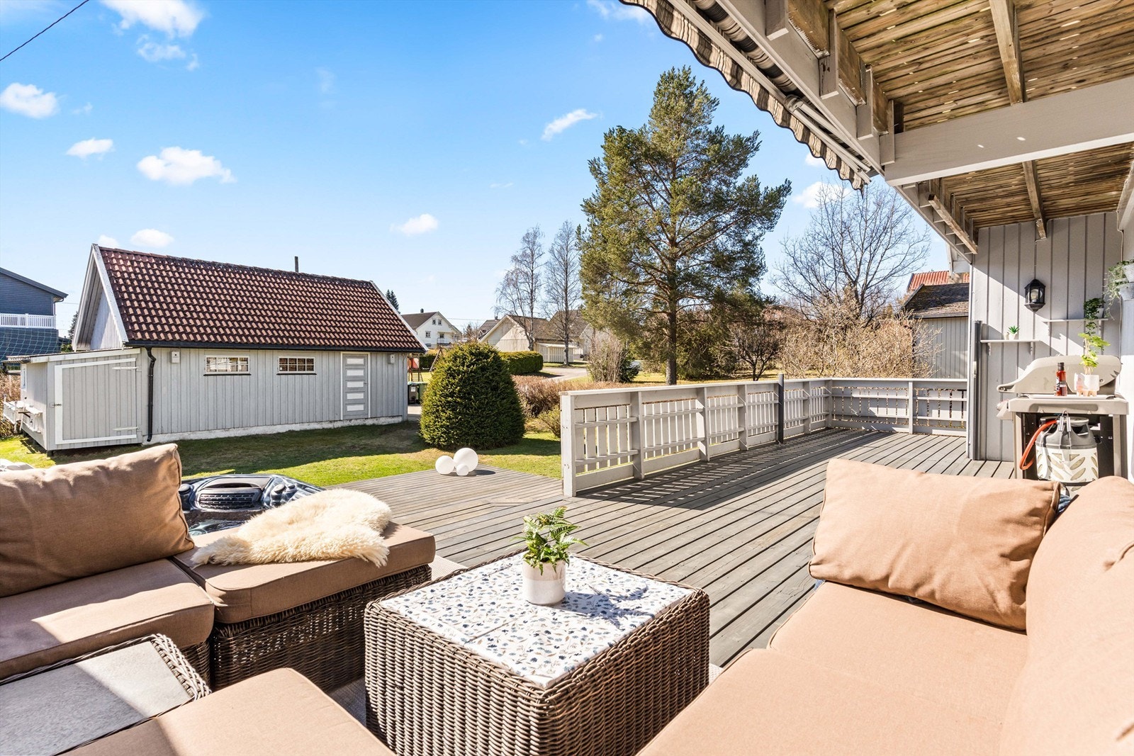 Fra terrassen har man god oversikt over hagen og nærområdet. Foto: Anders Botnmark. Galleribilde