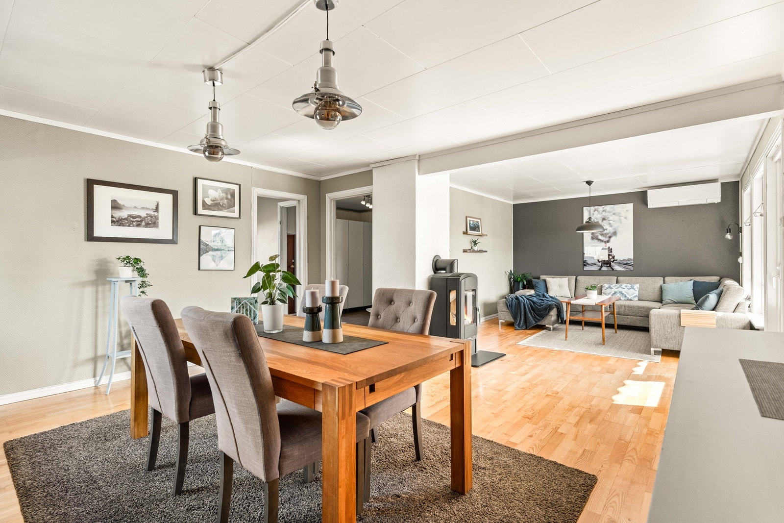 Stuen og spisestuen danner en romslig og åpen sone med plass til både sofagruppe og langbord. Galleribilde