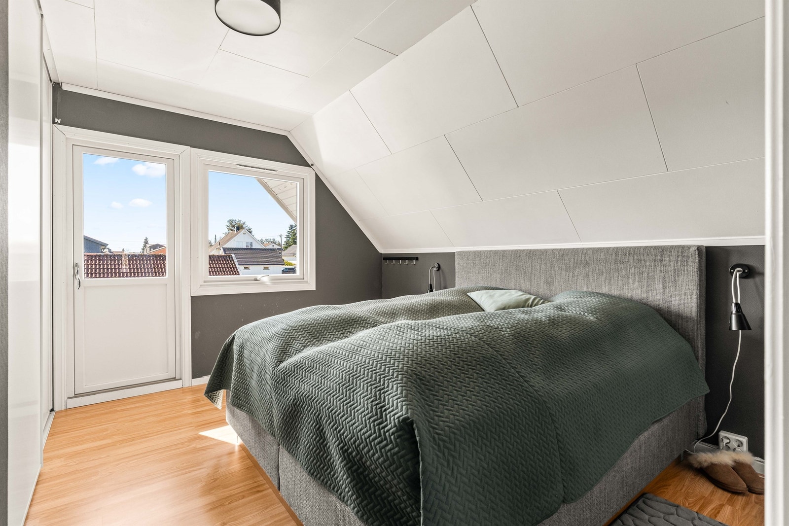 Hovedsoverommet har utgang til en overbygget veranda på 7 m². Galleribilde