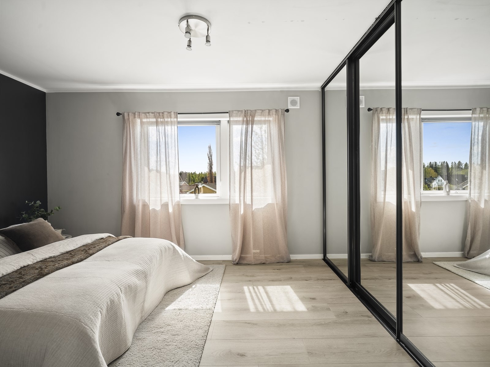 Hovedsoverommet har en stor skyvedørsgarderobe med speilfronter som gir rikelig med oppbevaringsplass. Galleribilde