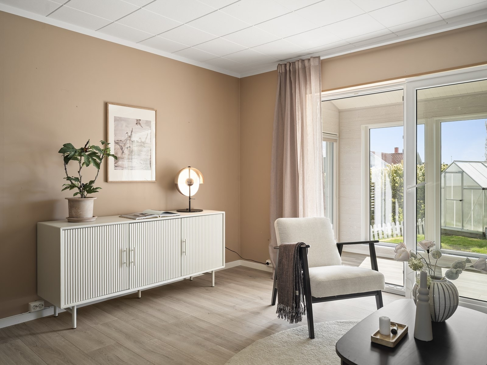 De store vindusflatene i tilbygget gir rikelig med naturlig lys. Galleribilde