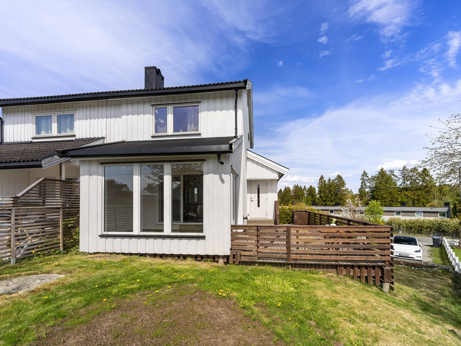 Eiendommen ligger tilbaketrukket og sentralt i et veletablert boligområde i Askim. Galleribilde