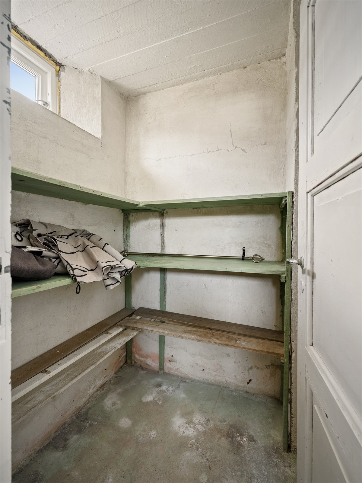 Kjelleren byr på rikelig med lagringsplass i tre separate boder. Galleribilde