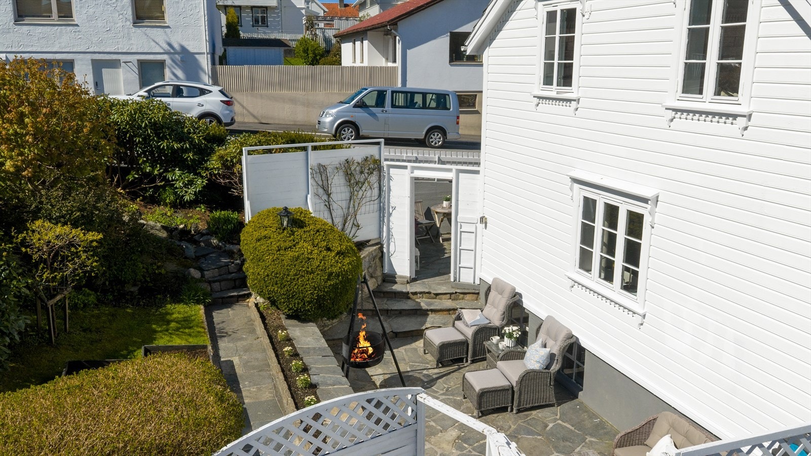 Uteområdet er skjermet og privat, med flere sittegrupper. Galleribilde