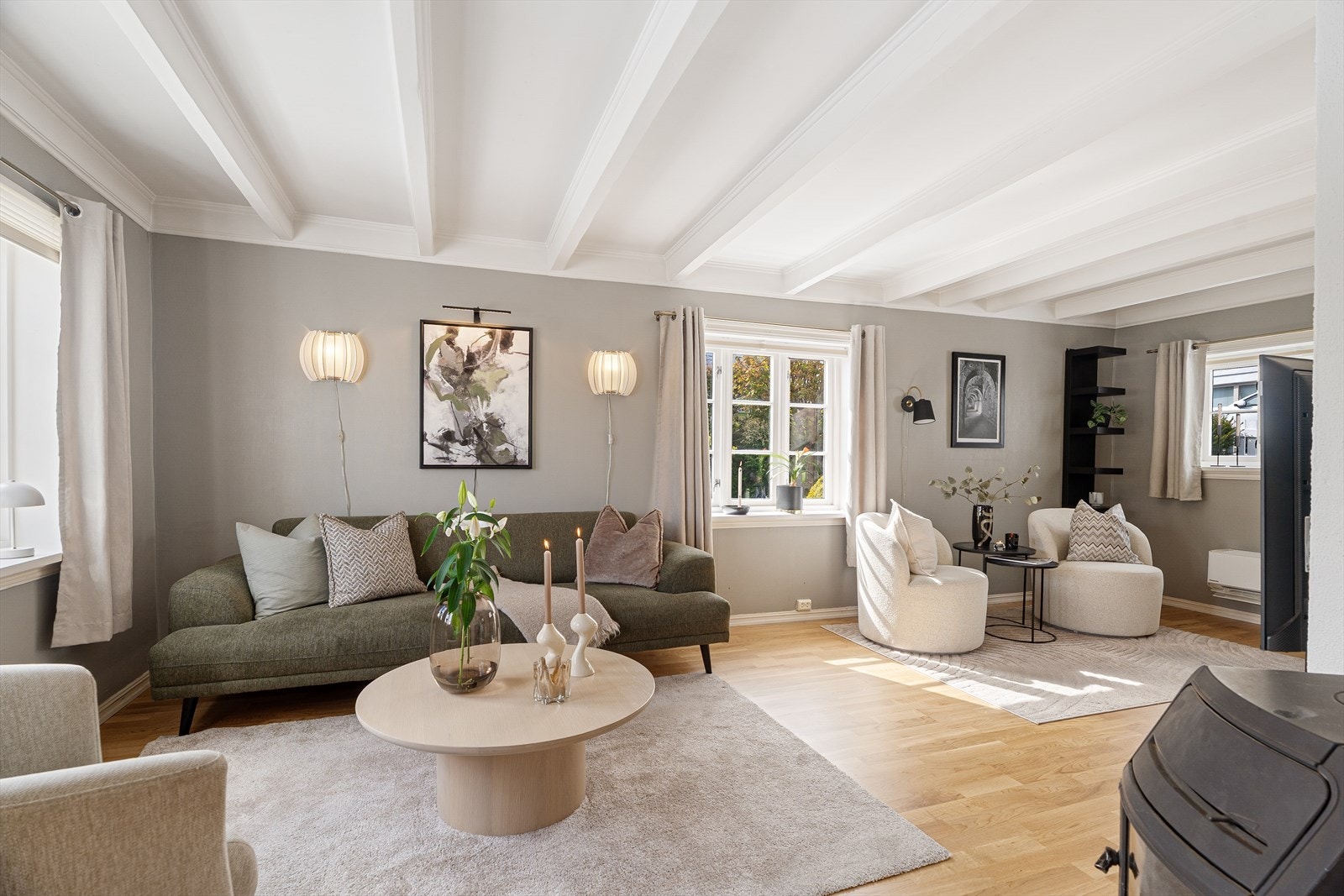 Lys og luftig stue med god plass til sofagruppe og flere møbleringssoner. Galleribilde