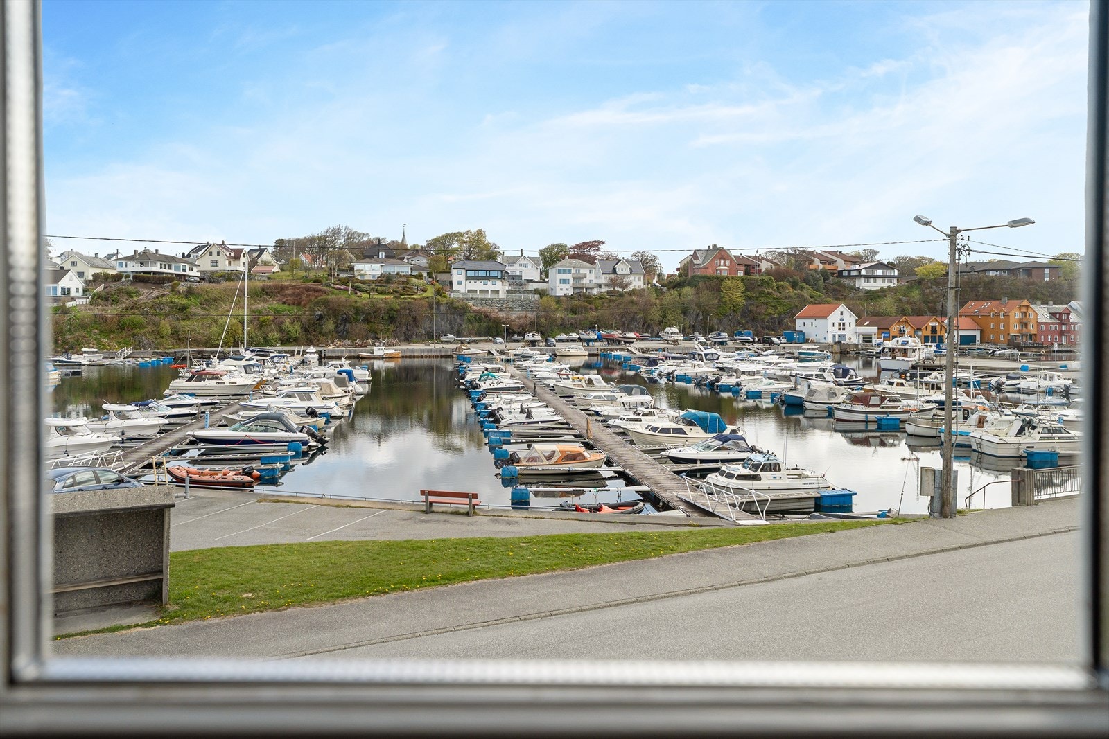 Utsikt fra boligen mot småbåthavnen. Galleribilde