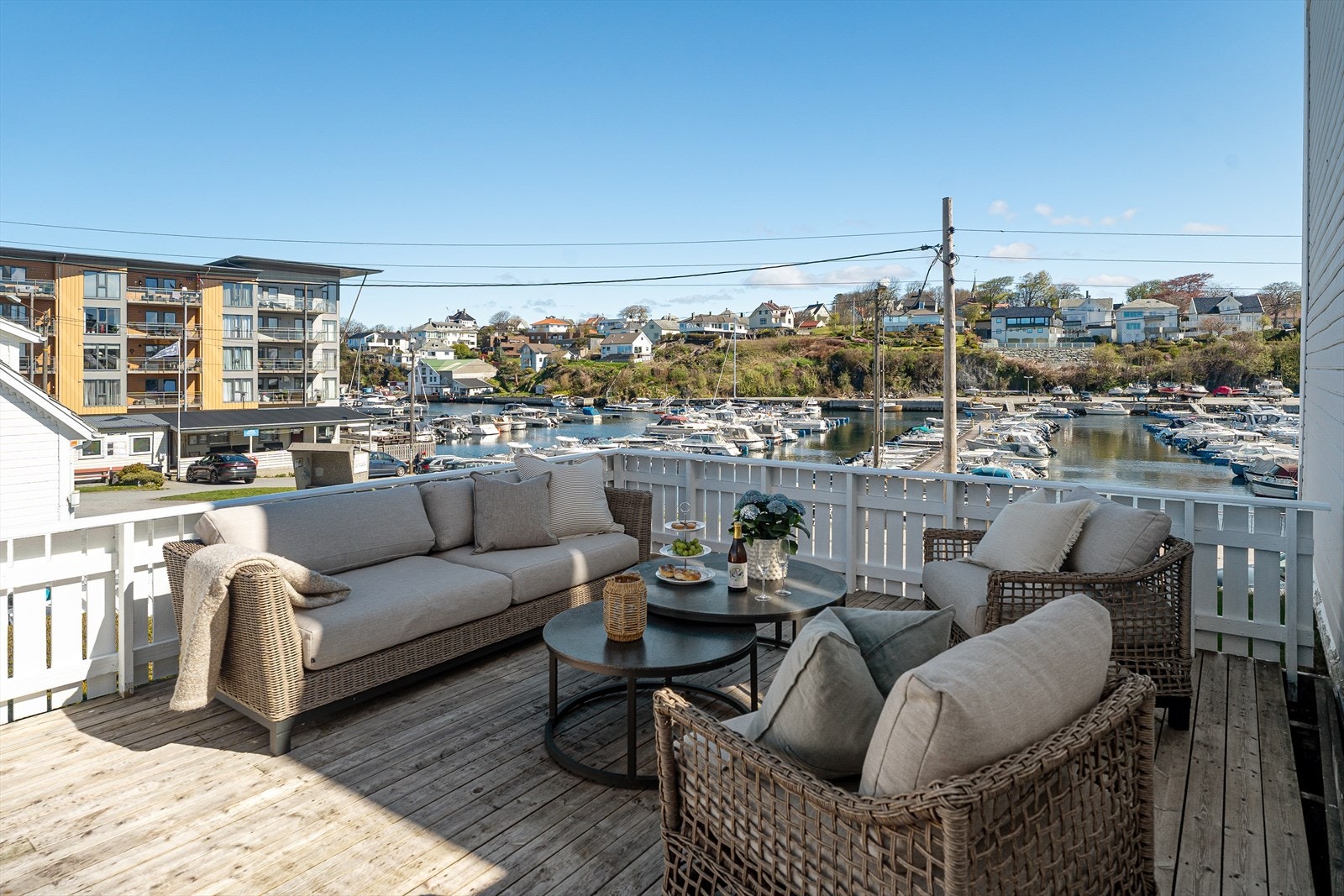 Herlig terrasse som er en av flere uteplasser, med utsikt over båthavnen. Den flotte terrassen trekkes frem som et perfekt sted å nyte kveldssolen. Galleribilde