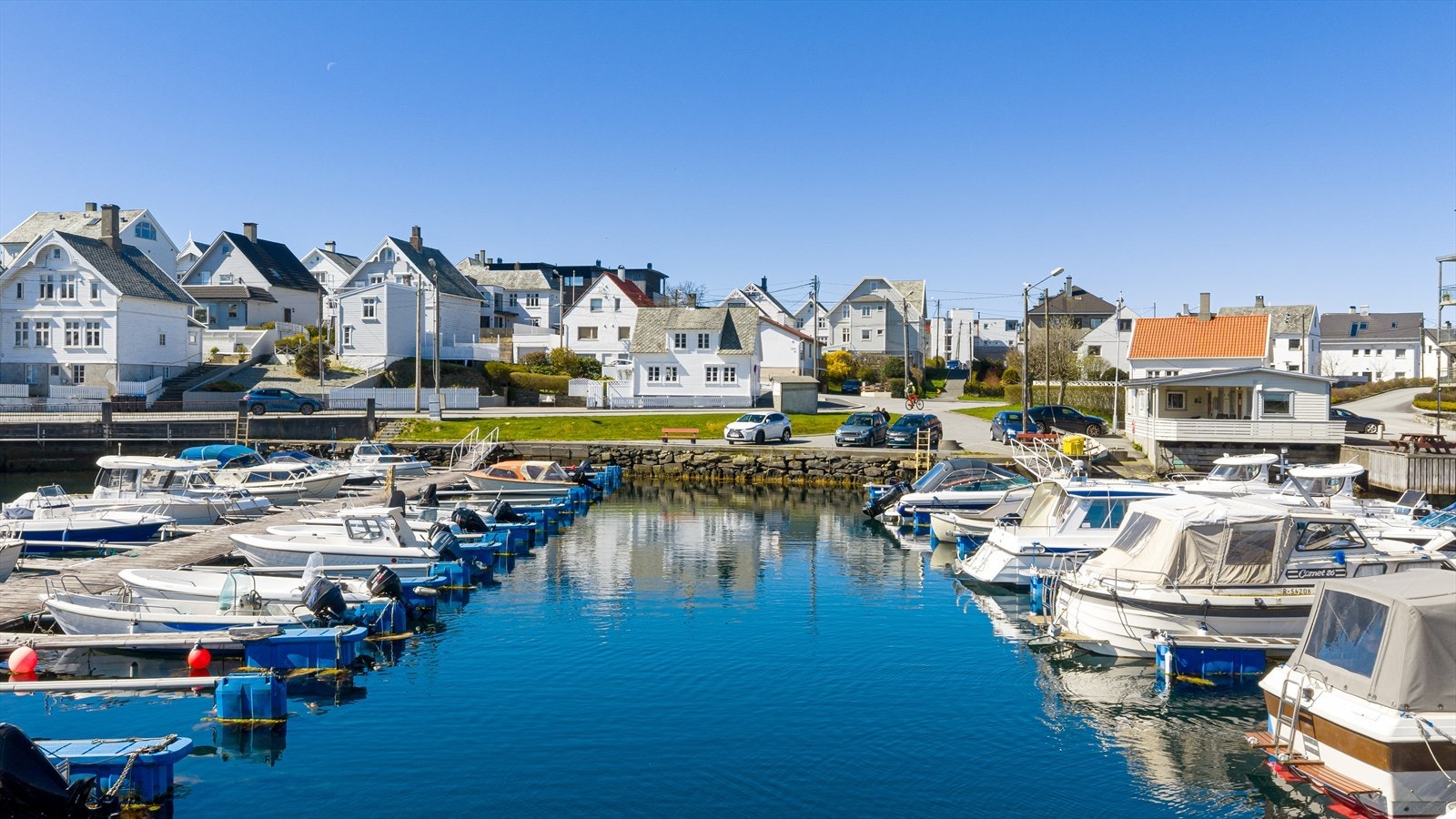 Fra eiendommen er det kun få skritt ned til småbåthavnen og sjøen. Mulighet for båtplass. Galleribilde