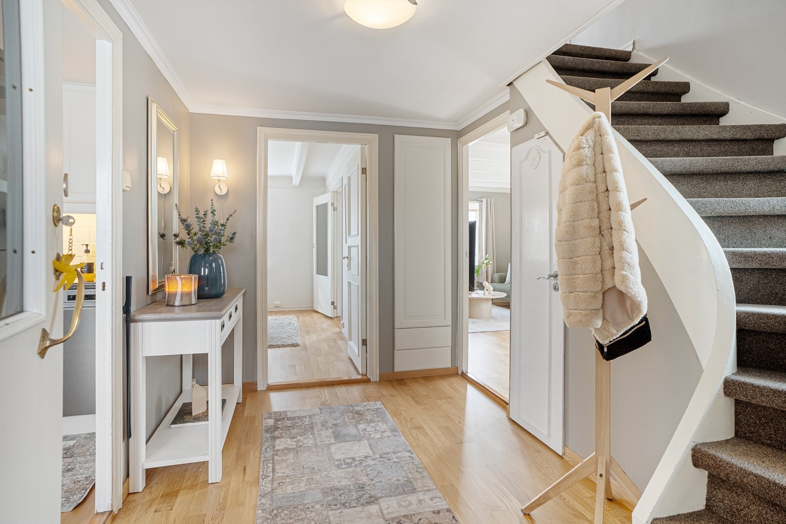 Trappen leder opp til andre etasjen. Galleribilde