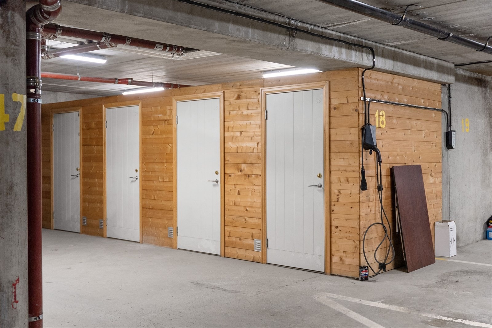I kjelleren disponerer leiligheten en sportsbod på 3 m² for ekstra lagring. Galleribilde