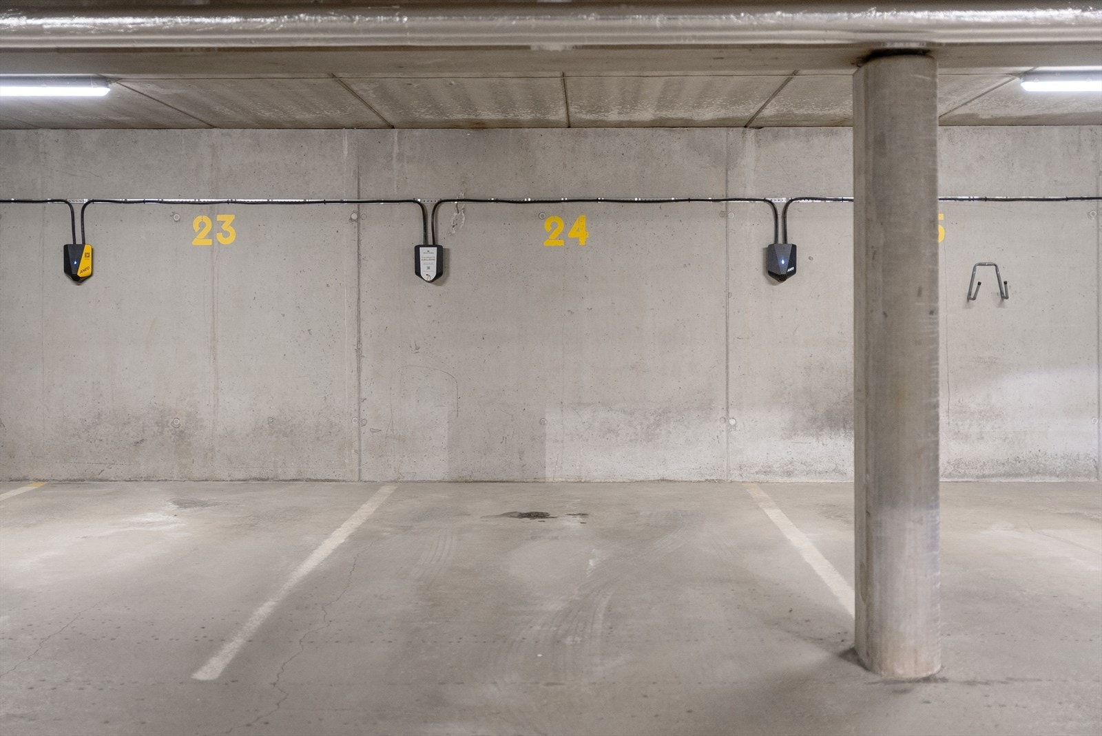 Det medfølger parkeringsplass i p-kjeller med mulighet for elbillader via abonnement (Aneo). Galleribilde