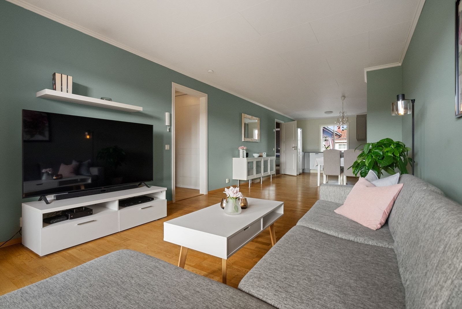 Dette er en lys og flott 3-roms leilighet beliggende i 2. etasje med lite innsyn. Galleribilde