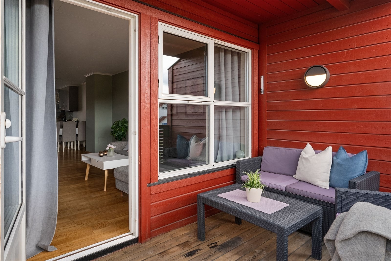 Her kan du nyte fine sommerdager, og balkongen fungerer som en naturlig forlengelse av stuen. Balkongen har gode solforhold med solen fra ca. kl. 11 til 20-21 på sommerstid. Galleribilde
