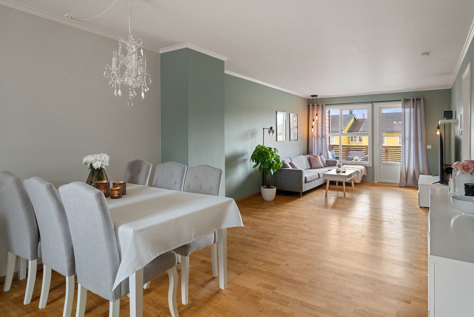 Det passer utmerket å innrede med spisegruppe mellom stue og kjøkken. Galleribilde