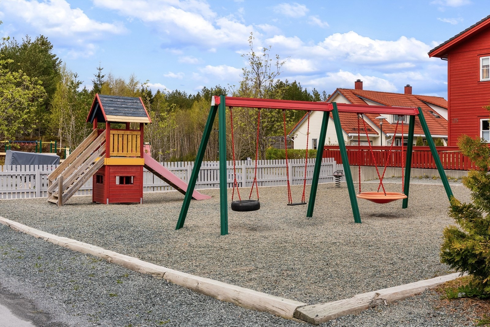 Området er pent opparbeidet med flotte grøntområder, beplantning og lekeplass. Galleribilde