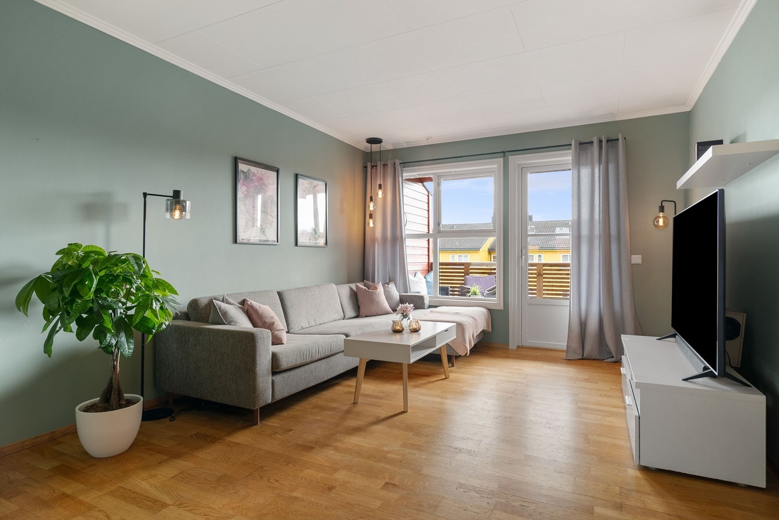 Store vindusflater gir godt med naturlig lys inn i stuen. Galleribilde