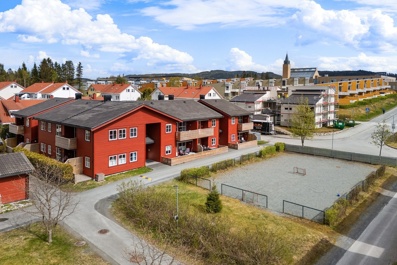 Fra eiendommen er det gangavstand til skoler, barnehager, bussholdeplass og dagligvarebutikk, samt flotte turmuligheter i nærområdet. Galleribilde