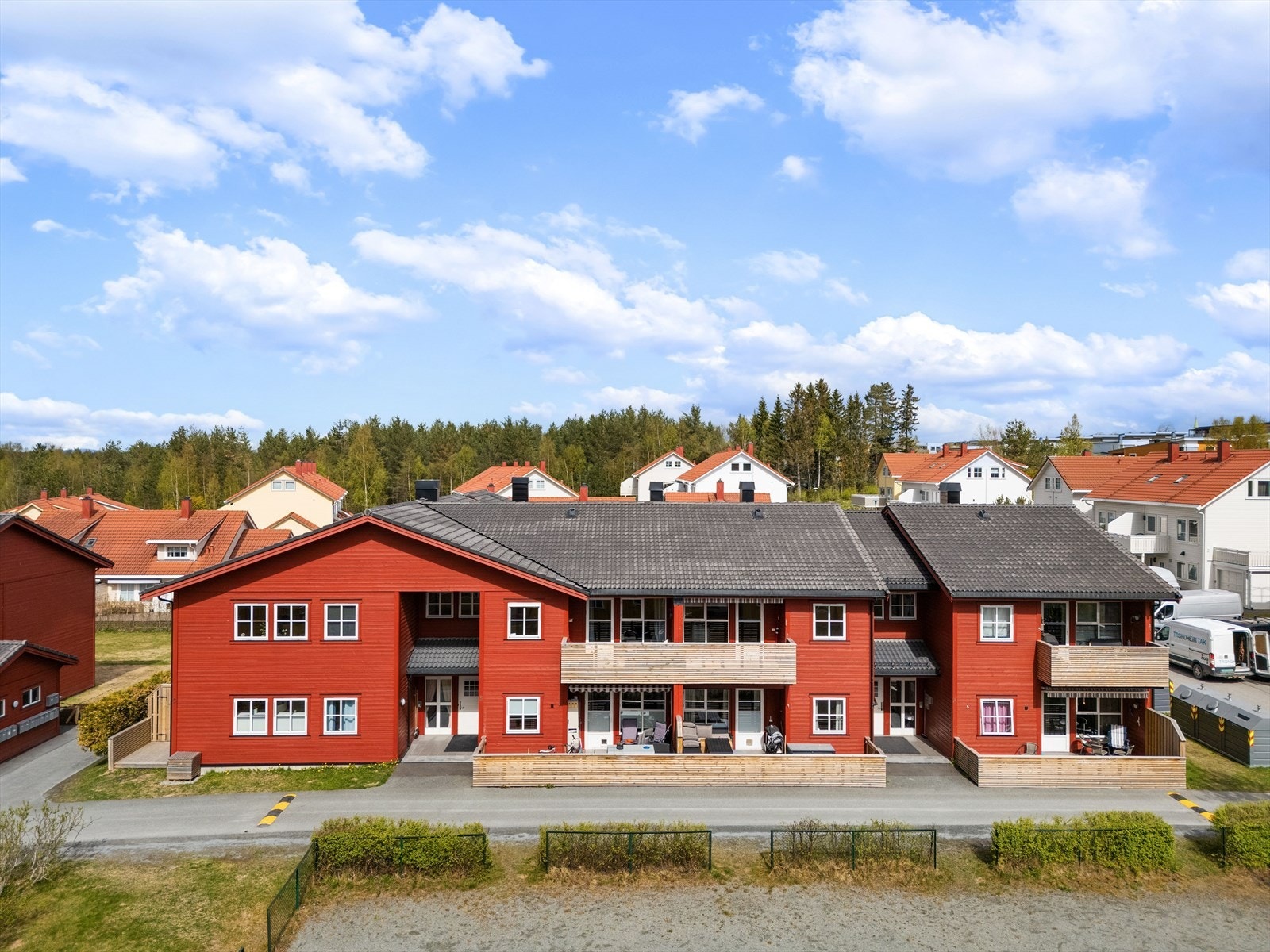 Her bor du tilbaketrukket i et attraktivt og familievennlig område på Tiller. Galleribilde