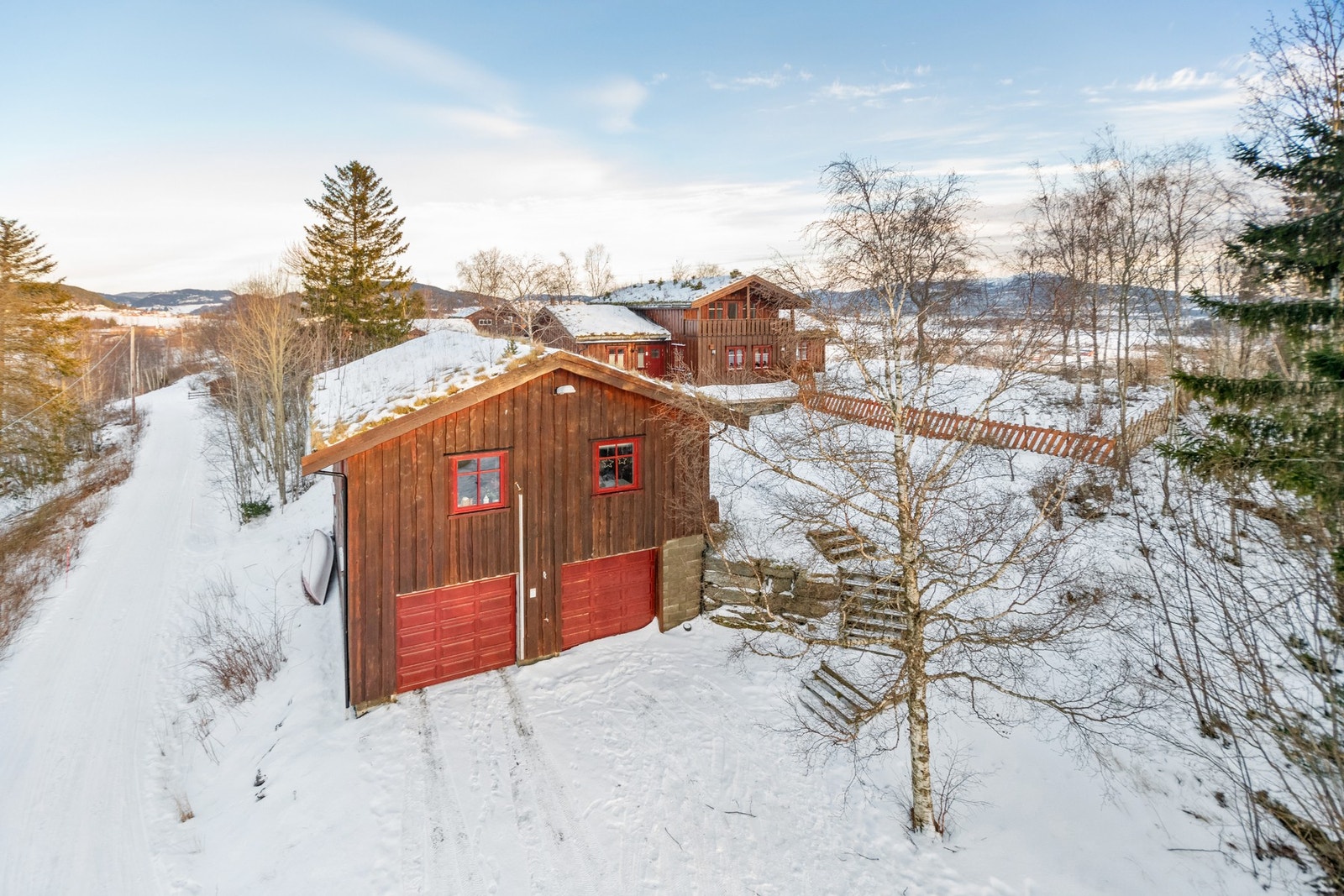 Garasjen har plass til to personbiler. Galleribilde