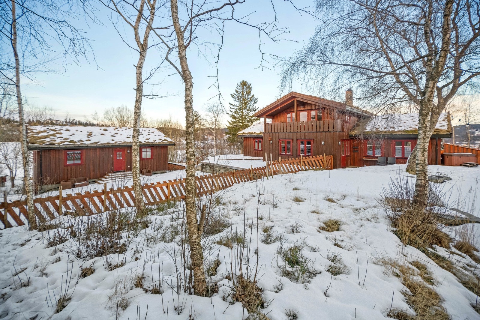 Boligen har en garasje med utleiedel. Galleribilde