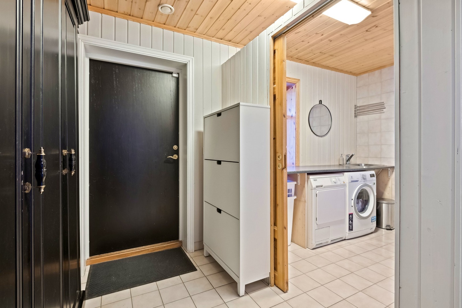 Like ved gang har man et praktisk vaskerom med opplegg for vaskemaskin og utslagsvask. Galleribilde