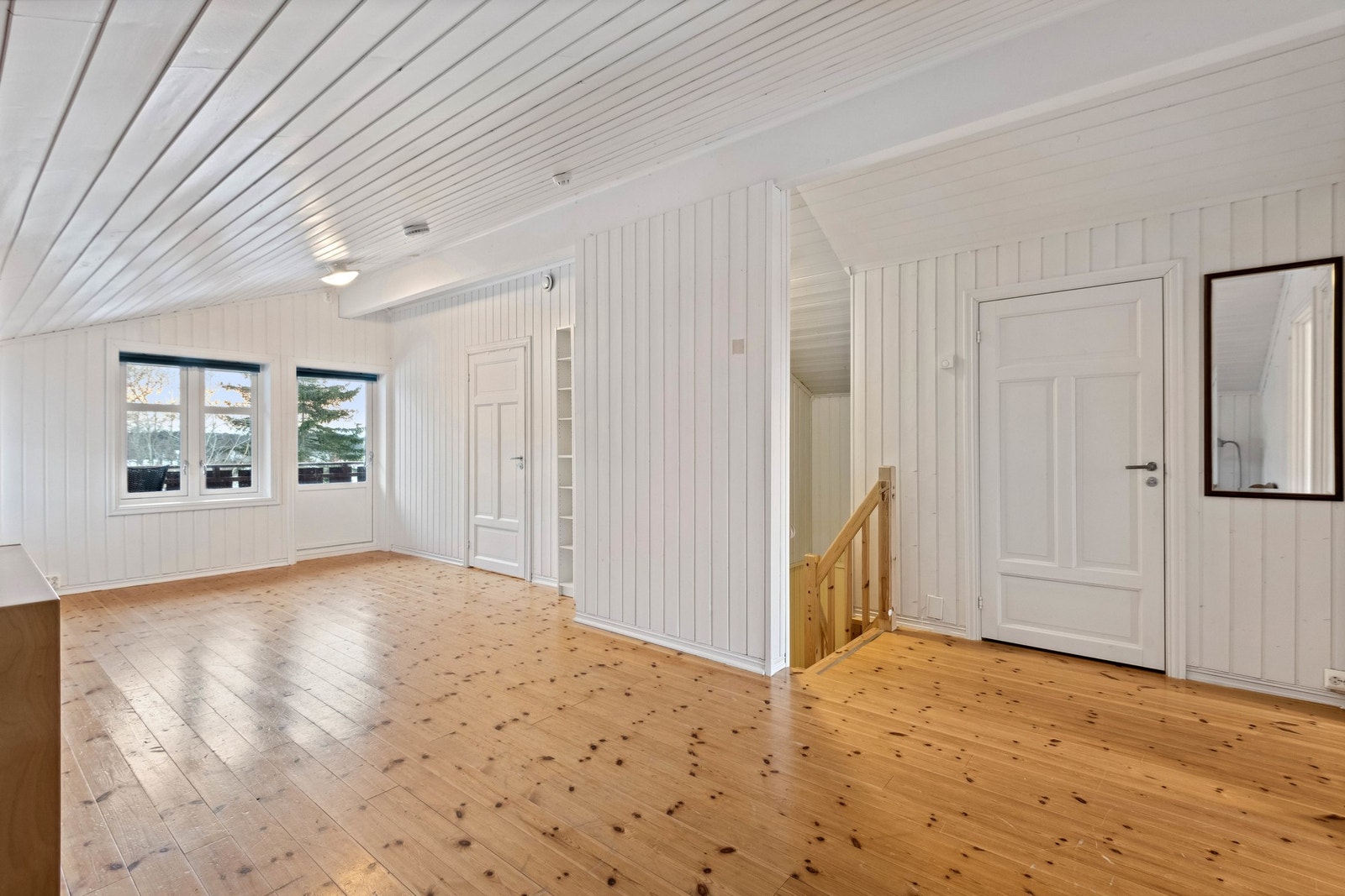 Stue i 2.etasje med god plass til møblering. Boligen har totalt fire gode soverom. Galleribilde