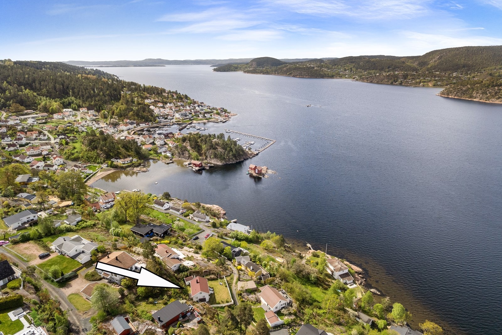 Denne flotte fritidseiendommen ligger idyllisk til i Bugtegaten i Holmsbu - et sjarmerende kystsamfunn langs Oslofjorden Galleribilde