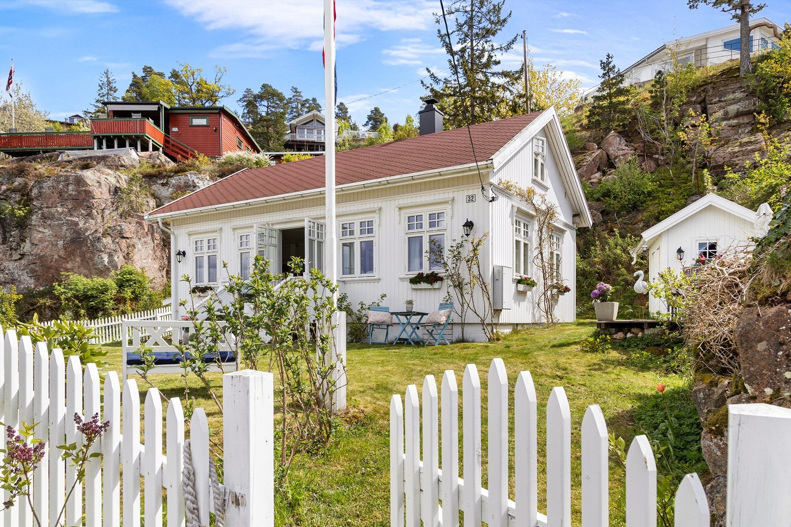Idylliske og flotte omgivelser med inngjerdet hage, solrike uteområder og utsikt Galleribilde