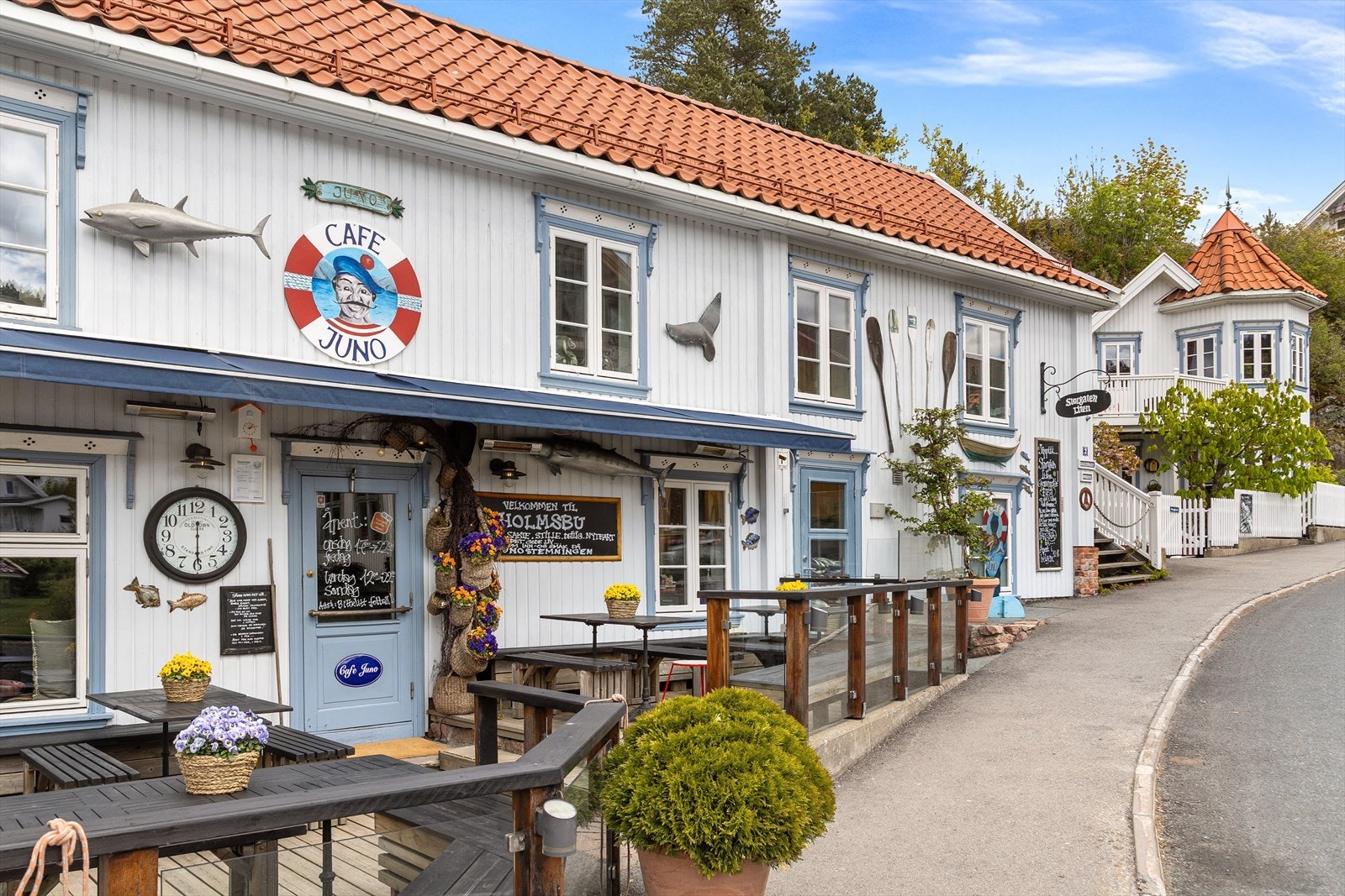 Kort vei til Holmsbu sentrum med flere flotte restauranter Galleribilde